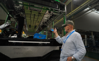 感受鄭州智造實(shí)力 上合組織媒體智庫(kù)峰會(huì)嘉賓參觀宇通之旅