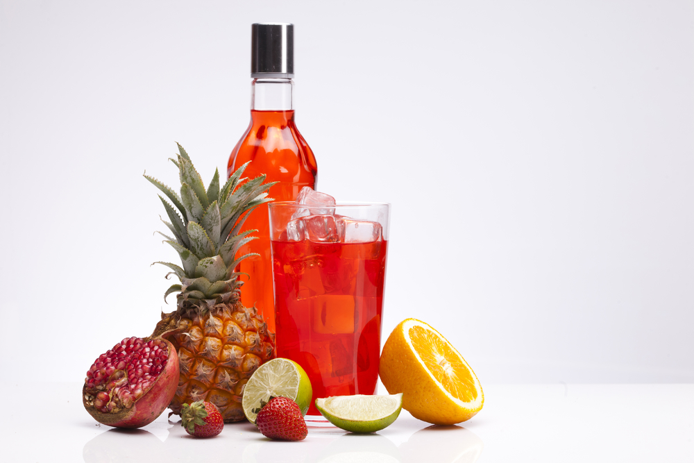 異國(guó)情調(diào)的酒精飲料 水果與白色背景的孤島敘事